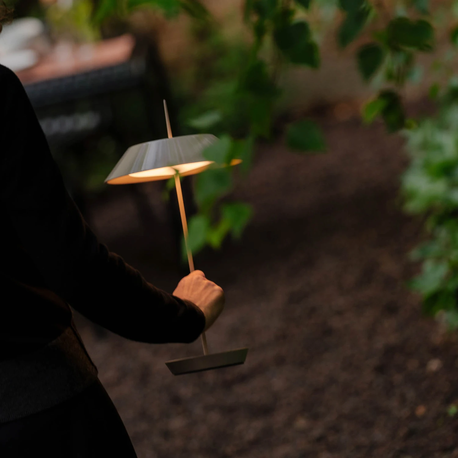 Vibia Mayfair Mini LED-Tischleuchte, Akku, Grün 6 Vibia Mayfair Mini LED-Tischleuchte, Akku, Grün – Bild 4