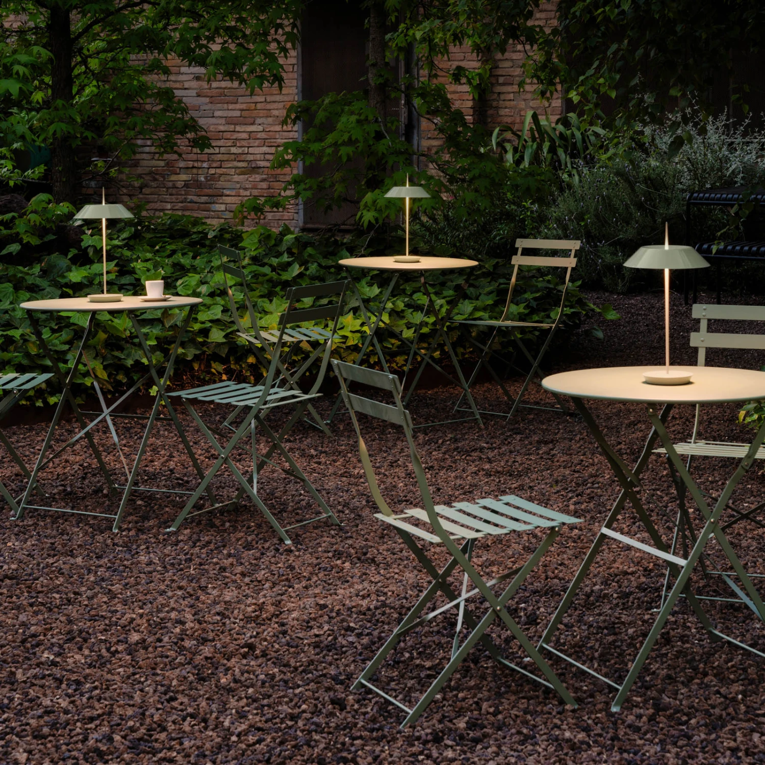 Vibia Mayfair Mini LED-Tischleuchte, Akku, Grün 7 Vibia Mayfair Mini LED-Tischleuchte, Akku, Grün – Bild 5