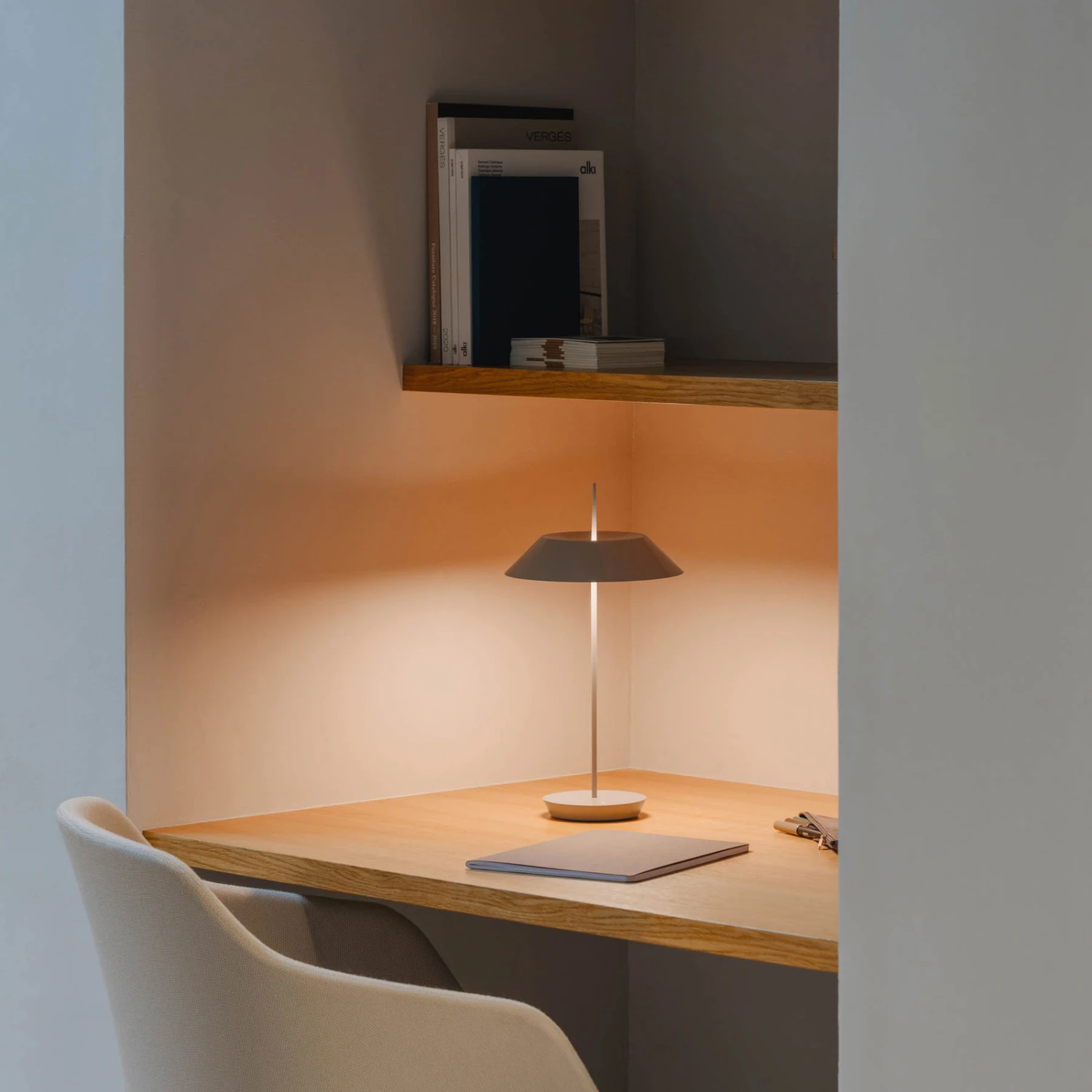 Vibia Mayfair Mini LED-Tischleuchte, Akku, Grün 8 Vibia Mayfair Mini LED-Tischleuchte, Akku, Grün – Bild 6