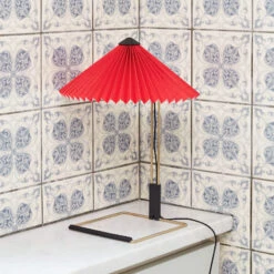 HAY Matin 300 LED-Tischleuchte Plissee, Hellrot -Eleganter Beleuchtungsladen 4553005 2