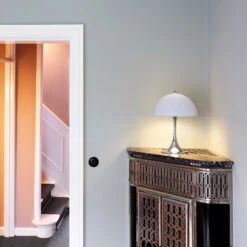 Louis Poulsen Panthella 320 Tischlampe Opal/chrom 8 Louis Poulsen Panthella 320 Tischlampe Opal/chrom -Eleganter Beleuchtungsladen 6090467 1