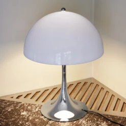 Louis Poulsen Panthella 320 Tischlampe Opal/chrom