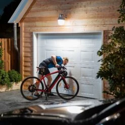 Philips LED-Lampe E27 A60 Sensor 8W 2.700K Matt -Eleganter Beleuchtungsladen 7532201 1