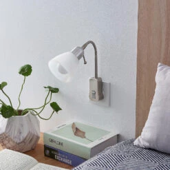Lindby Aika Steckdosenleuchte, Flexarm, Schalter -Eleganter Beleuchtungsladen 8032244 2