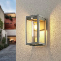 Lindby Estami Außenwandleuchte, Sensor, Silbergrau