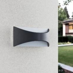 Lindby Mathea LED-Außen-Wandleuchte, Länge 30 Cm -Eleganter Beleuchtungsladen 9915001 2