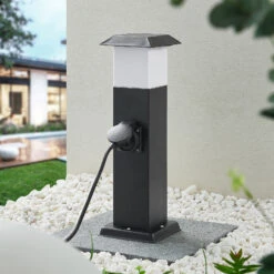 Prios Riksa Sockelleuchte, 2 Steckdosen, Schwarz -Eleganter Beleuchtungsladen 9934115 1